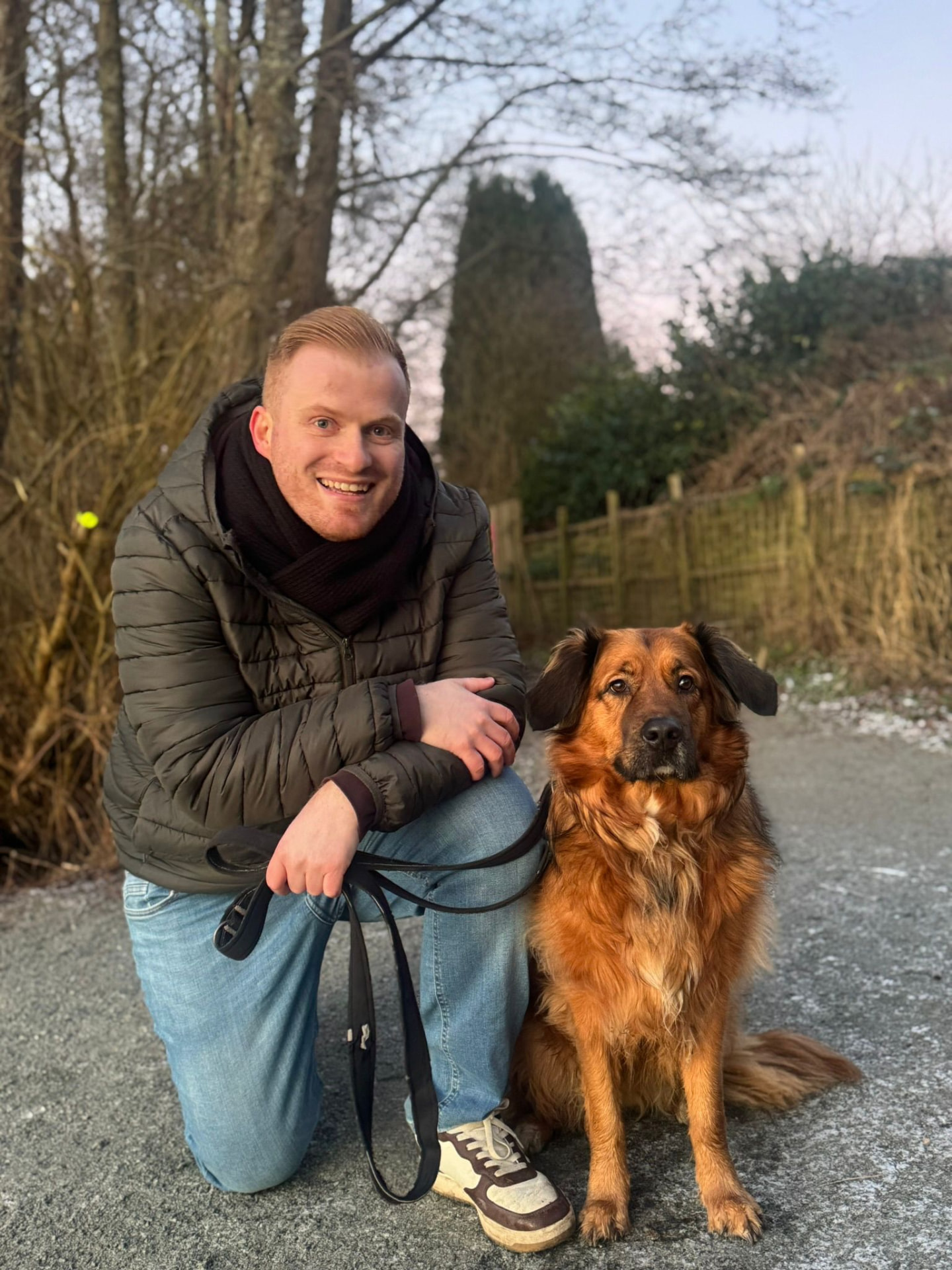 Lasse Falke, Gründer von SmartDogProtect, mit seinem Golden-Retriever-Mischling Kira