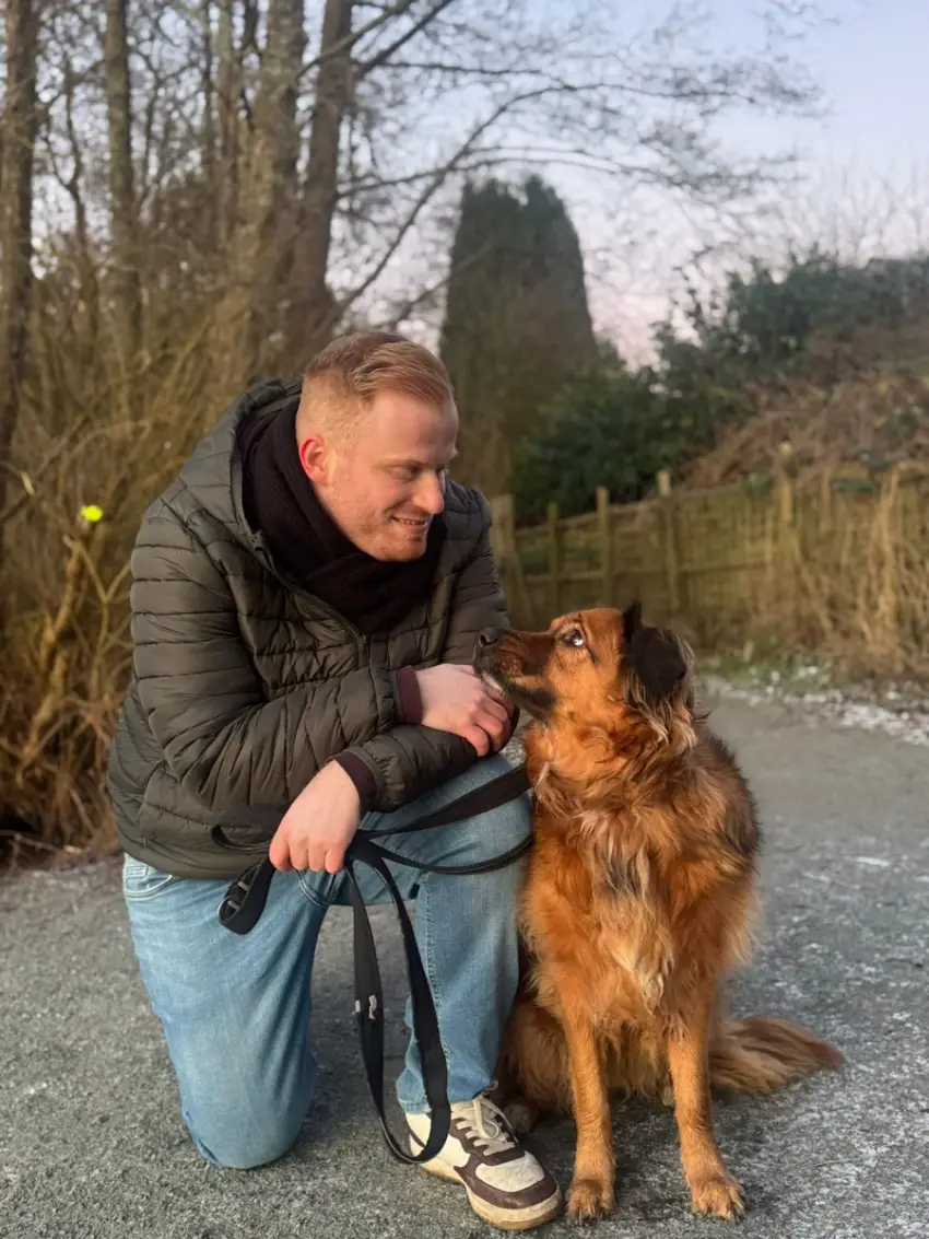 Lasse Falke mit seiner Hündin Kira